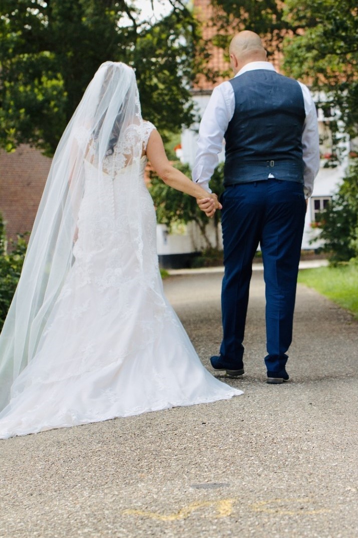 wendy in trouwjurk van achteren
